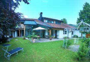 a house with a lawn in front of it at Teichwies'n Alm in Lackenhof