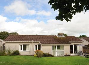 a white house with a brown roof at Glan Heulog - Near to Beach, Pet Friendly in Saundersfoot
