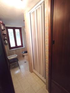 uma porta aberta para uma casa de banho com WC em Tra grilli e cicale em Deruta