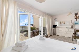 Ένα ή περισσότερα κρεβάτια σε δωμάτιο στο Kilmore - Beach Front House, Direct Beach Access, Spectacular Sea Views