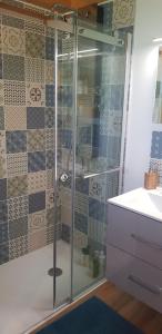 A bathroom at Cottage Combet Gîte Climatisé avec Jacuzzi