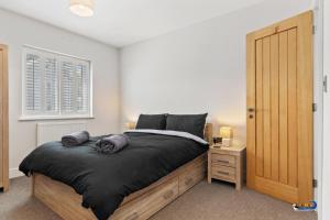 سرير أو أسرّة في غرفة في Park Gardens - Lovely Cottage, Parking, Central Location
