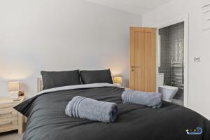 En eller flere senge i et værelse på Park Gardens - Lovely Cottage, Parking, Central Location