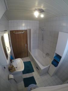 Koupelna v ubytování Ferienwohnung Am Sonnenweg + 8 fotografií