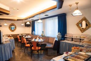 a restaurant with tables and chairs in a room at Hotel Astoria am Urachplatz in Stuttgart