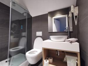 Koupelna v ubytování Cha Cha Rooms + 20 fotografií