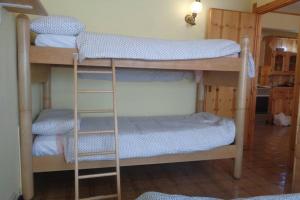 Dviaukštė lova arba lovos apgyvendinimo įstaigoje Intero appartamento in stile montagna