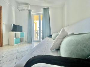 Televízia a/alebo spoločenská miestnosť v ubytovaní Apartments Bacak