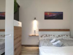 テッサロニキにあるComfort Apartment by Prima Lodgingのベッドルーム1室(白いシーツと枕のベッド1台付)