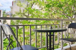 Balkon atau teras di Comfort Apartment by Prima Lodging