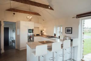 Kuchyň nebo kuchyňský kout v ubytování The Blacksmiths - Luxury Cottage, Countryside Views, Pet Friendly
