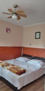 Posteľ alebo postele v izbe v ubytovaní Liza Apartman