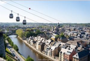 una ciudad con teleféricos sobre un río en B&B Le Petit Atelier Du 44b, en Namur