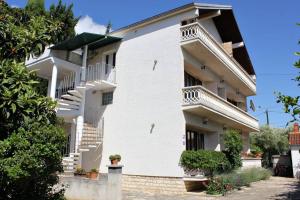 Fotografie z fotogalerie ubytování Two bedroom apartment v destinaci Sukošan