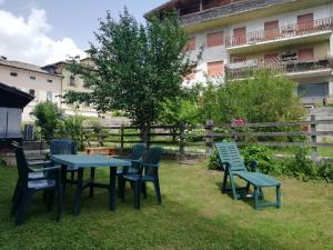 a picnic table and chairs in a yard at Casa Lena in Ledro