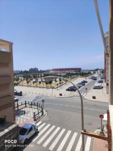 una vista de una calle con coches aparcados en un aparcamiento en Apartamentos el rebalaje, en Roquetas de Mar