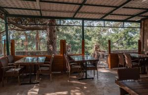 een restaurant met tafels en stoelen en een groot raam bij Camlik Deniz Yildizi Hotel in Ayvalık