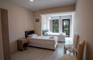 een slaapkamer met 2 bedden en een raam bij Camlik Deniz Yildizi Hotel in Ayvalık