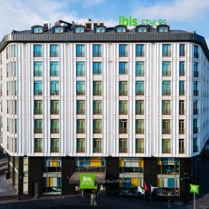 um edifício branco com uma placa em cima em ibis Styles Istanbul Merter em Istambul