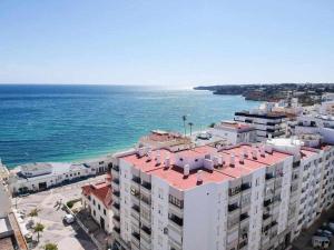 una vista aérea de un edificio junto al océano en Timeless Beach II Apartment, en Armação de Pêra
