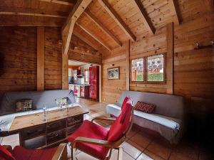 a room with a wooden cabin with a table and chairs at CHALET-MORZINE-6 a 18 PERSONNES-SAUNA -PROCHE NAVETTE et BOULANGERIE-MANUPA CLEVIE in Morzine