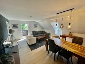 ein Wohnzimmer mit einem Tisch und einem Sofa in der Unterkunft Markkleeberg Ferienwohnung in Markkleeberg