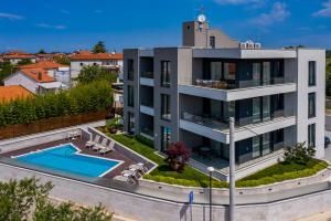 una imagen de una casa con piscina en Rocca Riviera Umag Luxury Apartments, en Umag