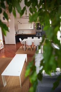 ルミアにあるTRIDENTE Zawiszyのリビングルーム(白いテーブル、白い椅子付)