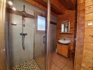 Vannituba majutusasutuses CHALET-MORZINE-6 a 18 PERSONNES-SAUNA -PROCHE NAVETTE et BOULANGERIE-MANUPA CLEVIE