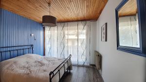 um quarto com uma cama e uma grande janela em APPARTEMENT LUMINEUX AVEC 2 BALCONS - MORZINE - 6 PERSONNES - NANTAUX 17 B em Morzine
