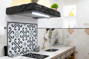 A kitchen or kitchenette at APARTAMENTO LA VEGUILLA JUNIOR