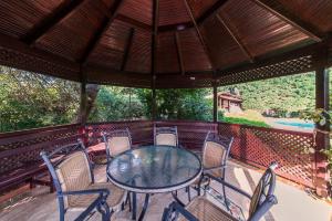 una mesa y sillas en un porche con vistas en Villa Bosphorus, en Estambul