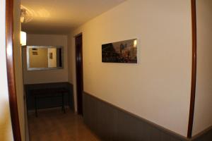 Una televisión o centro de entretenimiento en Hotel Marfany