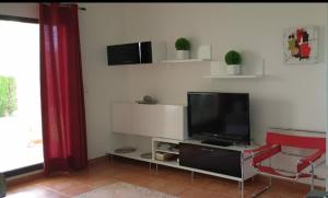 En tv och/eller ett underhållningssystem på Apartamento unifamiliar Golf Vera urb privada y tranquila
