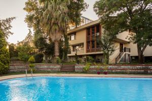 uma grande piscina em frente a uma casa em Villa Bosphorus em Istambul