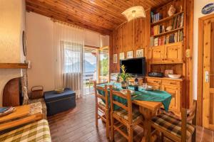 eine Küche und ein Esszimmer mit einem Tisch und Stühlen in der Unterkunft Bella Vista 2 in San Zeno di Montagna