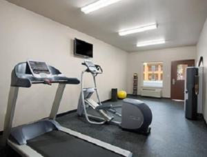 Fitness centrum a/nebo fitness zařízení v ubytování Days Inn by Wyndham Dilley