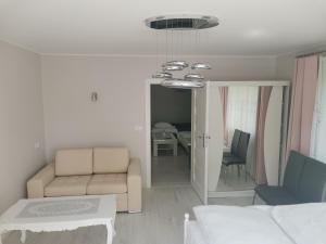salon z kanapą i stołem w obiekcie APARTAMENT Magurka w mieście Rycerka Górna