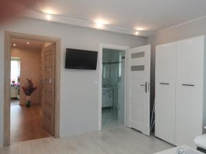 Telewizja i/lub zestaw kina domowego w obiekcie APARTAMENT Magurka