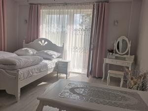 sypialnia z łóżkiem i oknem z lustrem w obiekcie APARTAMENT Magurka w mieście Rycerka Górna