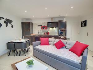 a living room with a couch and a kitchen at Stop Chez M Select Street # Qualité # Confort # Simplicité in Saint-Fons
