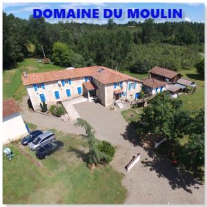 - une vue aérienne sur une grande maison dotée de portes bleues dans l'établissement Gîte du Moulin, à Gamarde-les-Bains