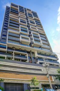 un edificio alto con balcones a un lado. en Roomo Vila Mariana Ejoy en São Paulo