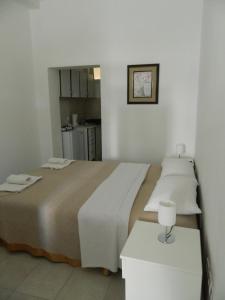 - une chambre avec un grand lit et une table dans l'établissement Mena apartmani, à Budva