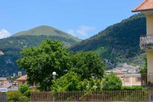 A general mountain view or a mountain view taken from Az apartmant