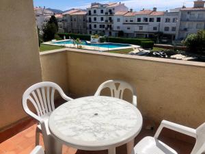 Bazén v ubytovaní PORT SOTAVENT 2C - Apartamento en la Marina de Empuriabrava - piscina comunitaria, - parking - vistas al canal - cerca centro y playa alebo v jeho blízkosti