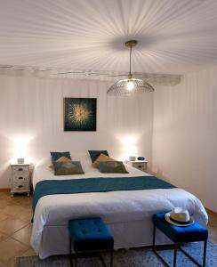 A bed or beds in a room at Gîte des Demoiselles en Luberon