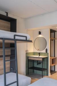 Postel nebo postele na pokoji v ubytování LATROUPE Grand Place Hostel