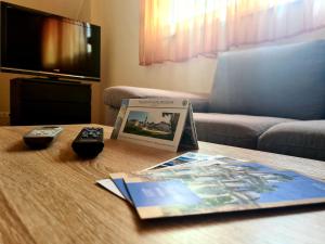 stół z książką i pilotem w obiekcie Nap-Hold Apartman w mieście Keszthely