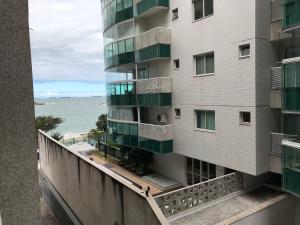 um edifício de apartamentos com uma varanda com vista para o oceano em Apartamento Mar da Praia da Costa em Vila Velha